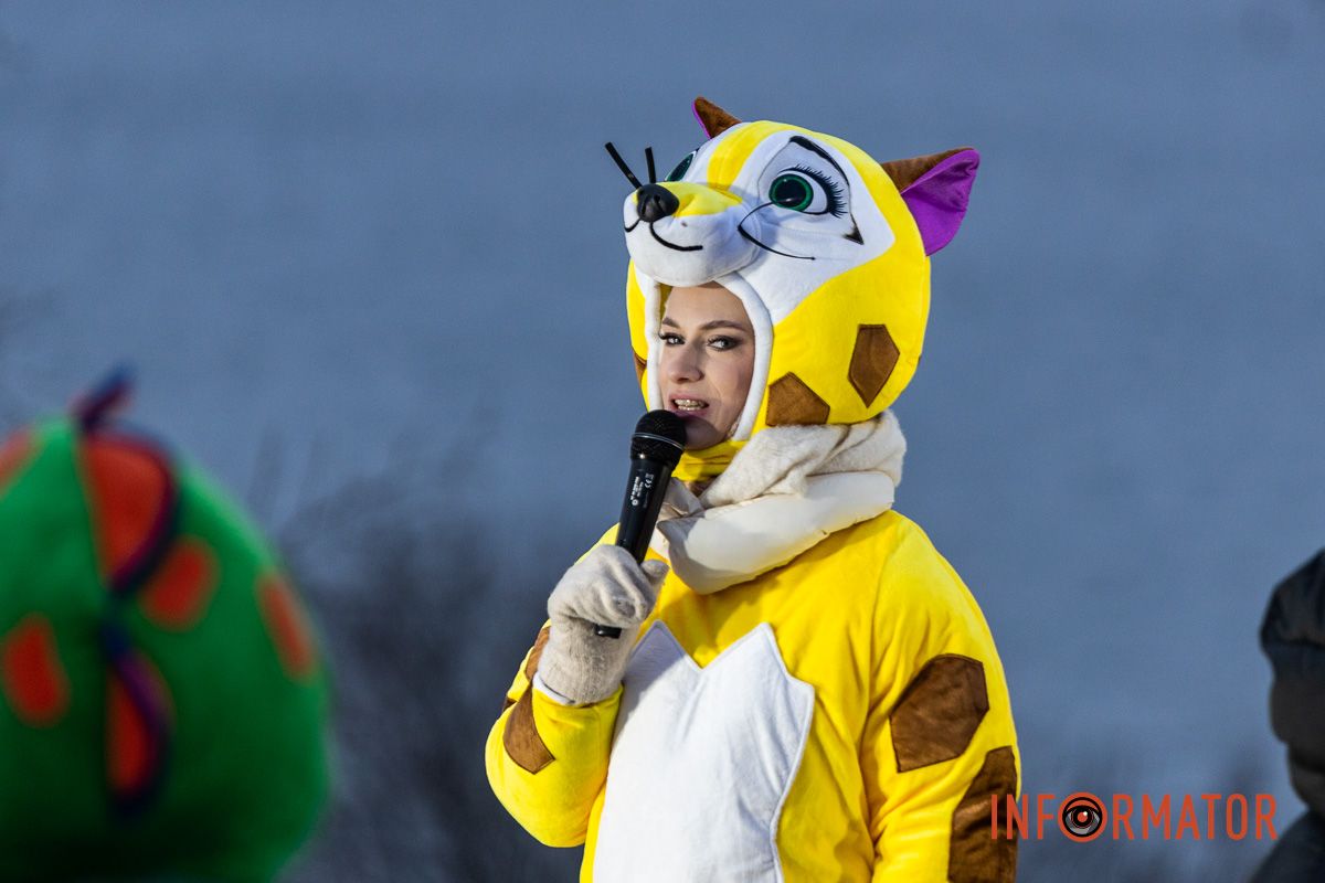 Танці, пісні та солодкі подарунки: різдвяна атмосфера у парку Шевченка в Дніпрі 12