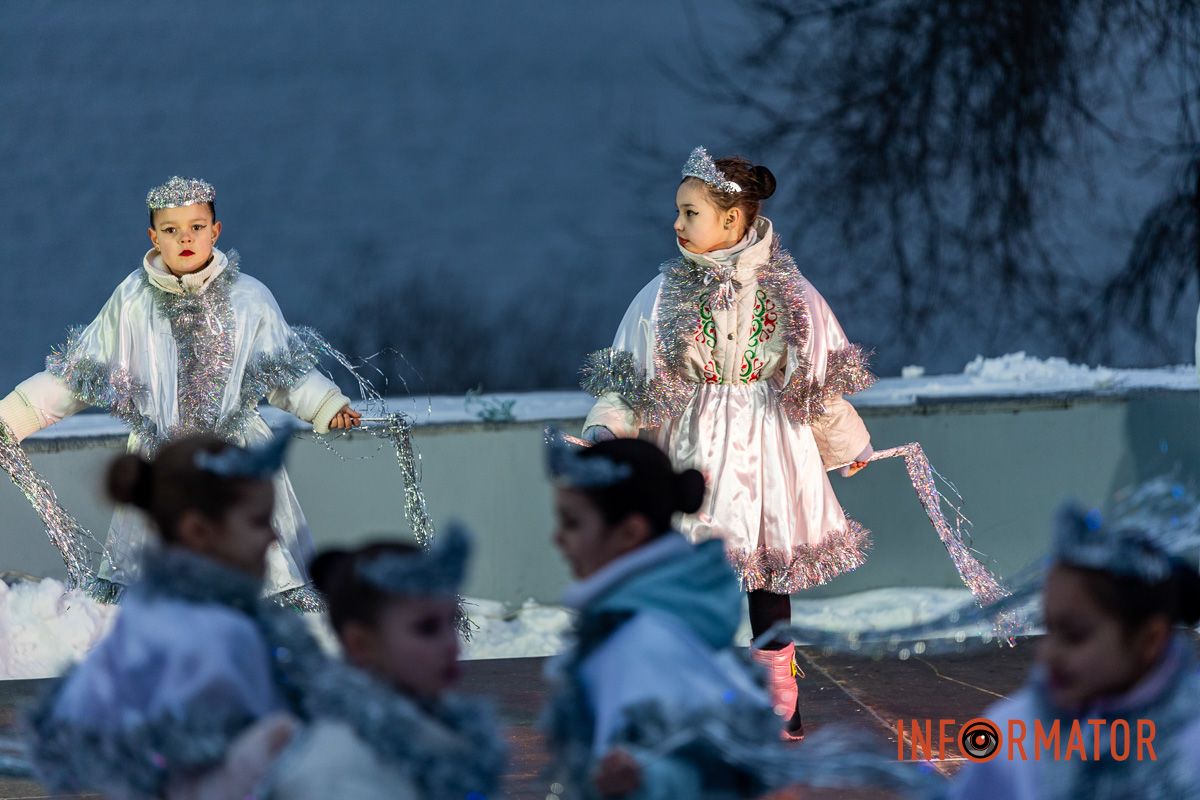 Танці, пісні та солодкі подарунки: різдвяна атмосфера у парку Шевченка в Дніпрі 13