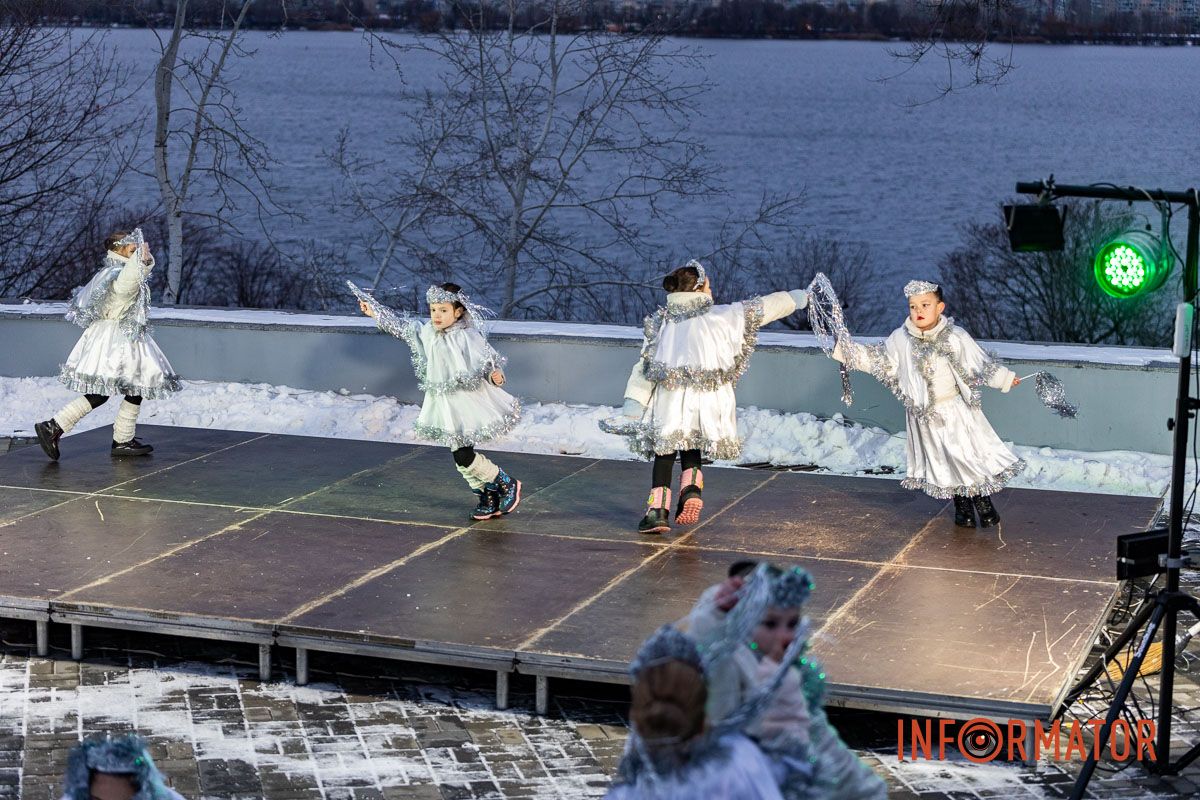 Танці, пісні та солодкі подарунки: різдвяна атмосфера у парку Шевченка в Дніпрі 15