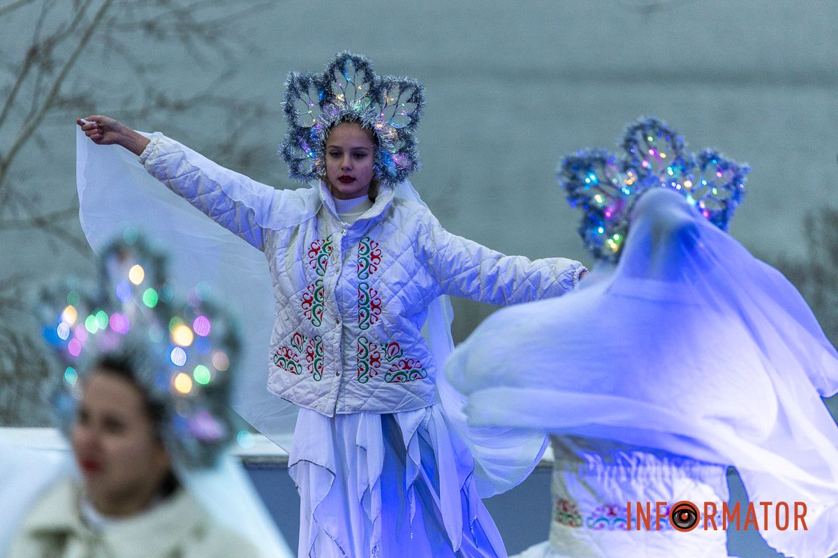 Танці, пісні та солодкі подарунки: різдвяна атмосфера у парку Шевченка в Дніпрі 14