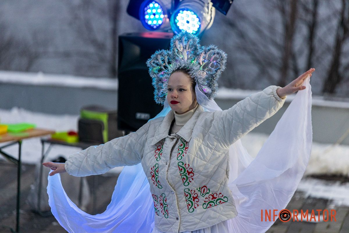 Танці, пісні та солодкі подарунки: різдвяна атмосфера у парку Шевченка в Дніпрі 16
