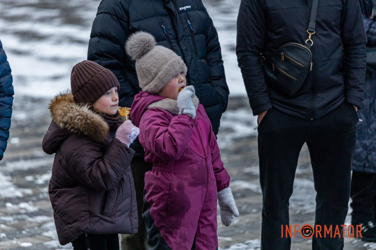 Танці, пісні та солодкі подарунки: різдвяна атмосфера у парку Шевченка в Дніпрі 17