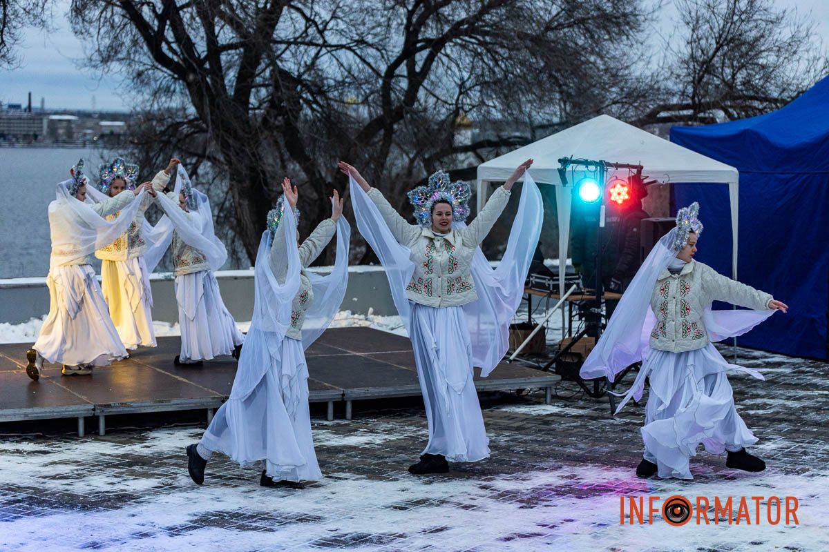 Танці, пісні та солодкі подарунки: різдвяна атмосфера у парку Шевченка в Дніпрі 19