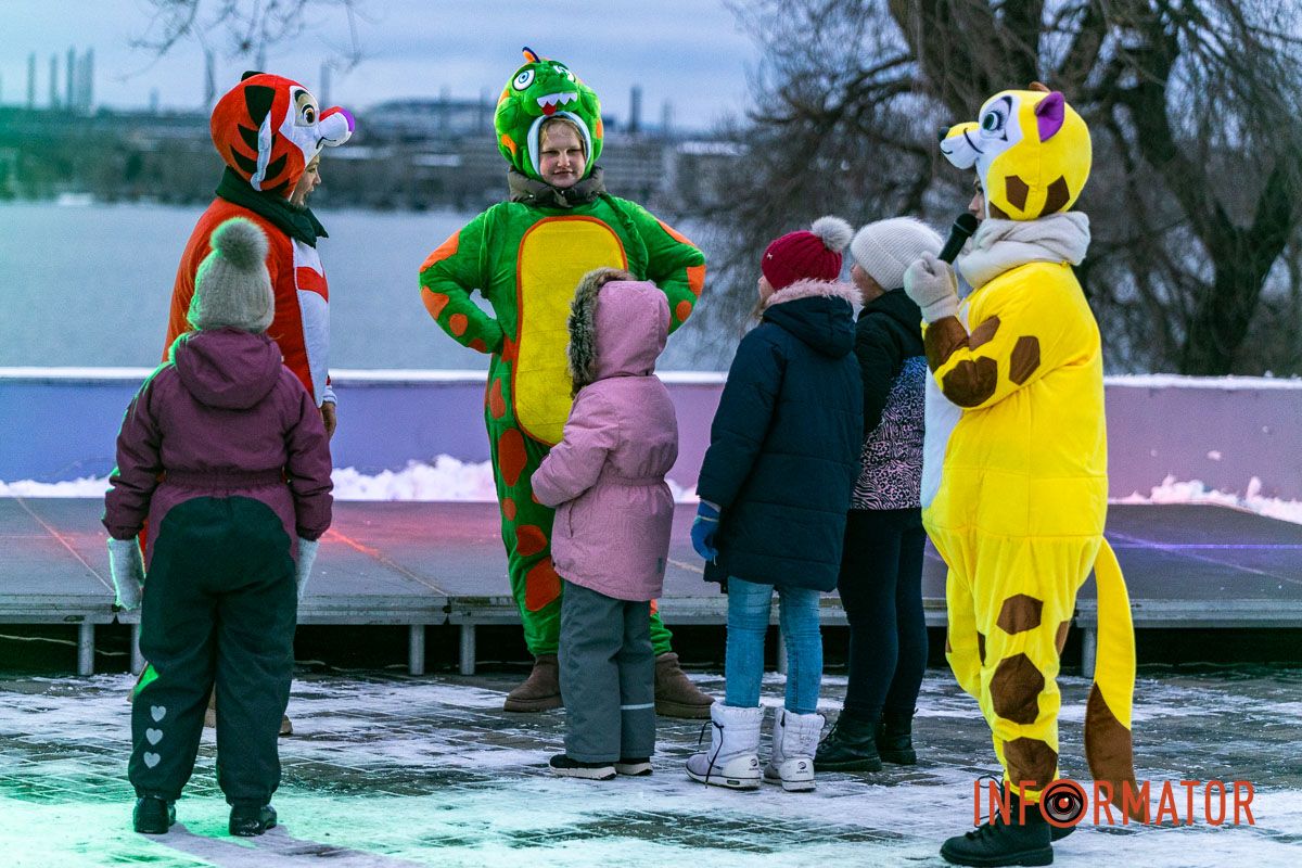 Танці, пісні та солодкі подарунки: різдвяна атмосфера у парку Шевченка в Дніпрі 18
