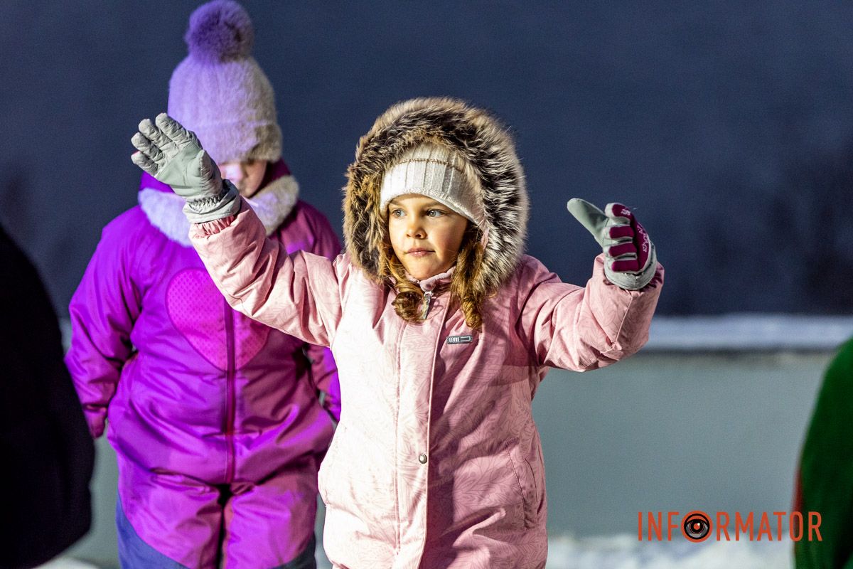 Танці, пісні та солодкі подарунки: різдвяна атмосфера у парку Шевченка в Дніпрі 21