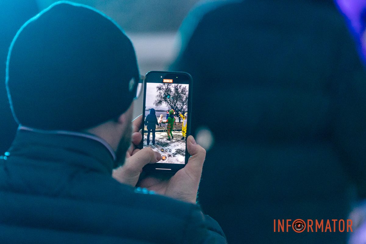 Танці, пісні та солодкі подарунки: різдвяна атмосфера у парку Шевченка в Дніпрі 20