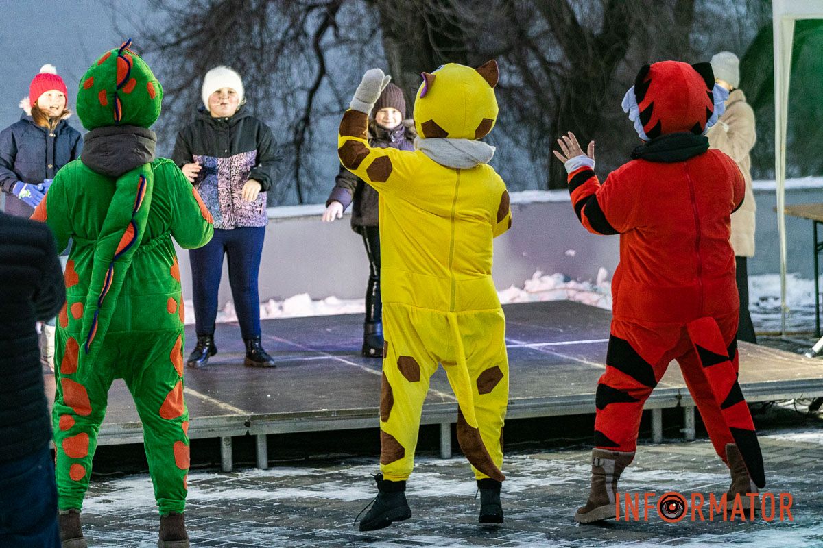 Танці, пісні та солодкі подарунки: різдвяна атмосфера у парку Шевченка в Дніпрі 22