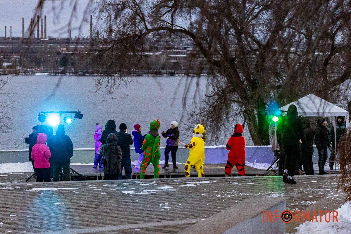 Танці, пісні та солодкі подарунки: різдвяна атмосфера у парку Шевченка в Дніпрі 23