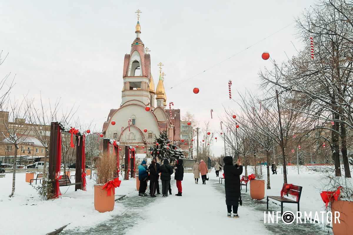 Святкові кольори та зимовий настрій: у Дніпрі відкрили нову фотозону 1