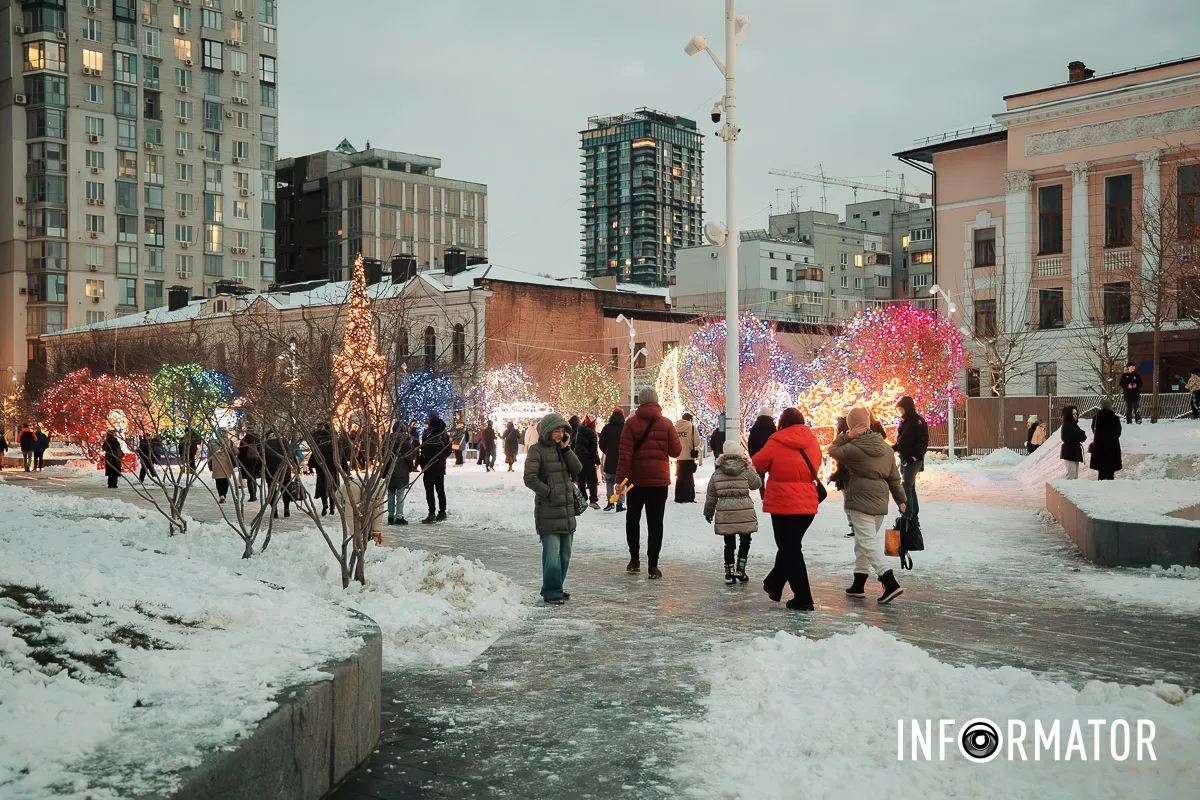 Сотні вогників та неймовірні емоції: як прикрасили Успенську площу у Дніпрі до новорічних свят 1