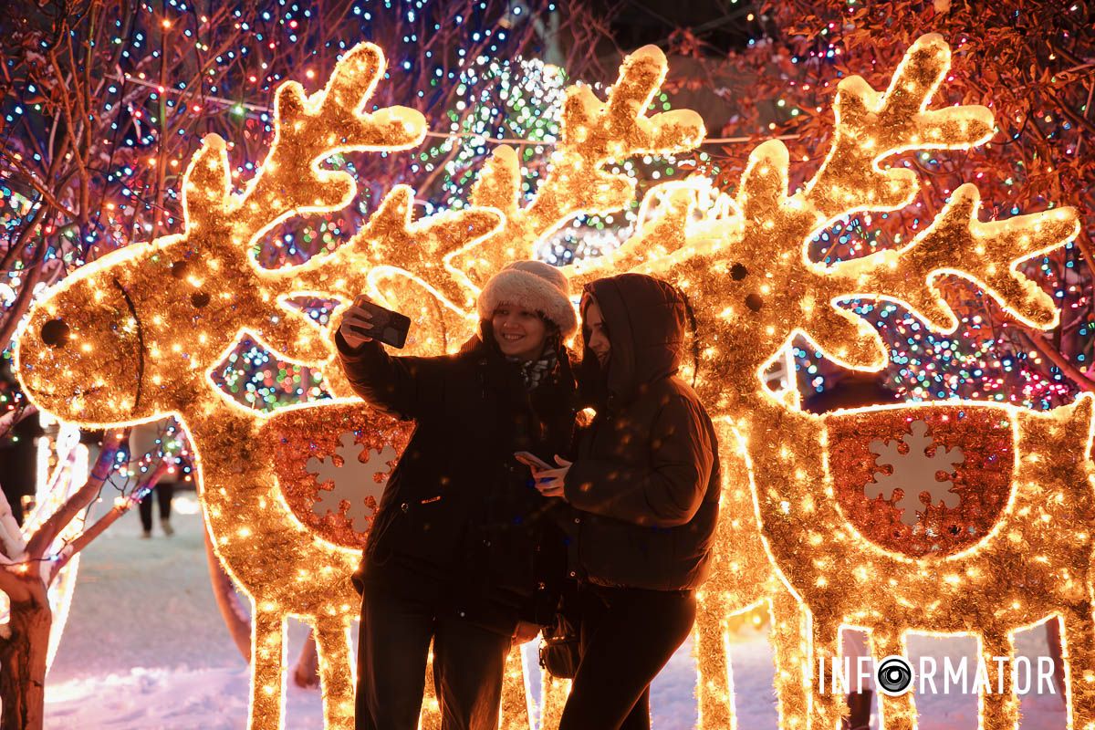 Сотні вогників та неймовірні емоції: як прикрасили Успенську площу у Дніпрі до новорічних свят 7