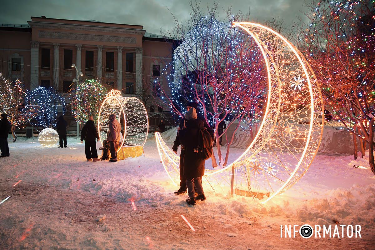 Сотні вогників та неймовірні емоції: як прикрасили Успенську площу у Дніпрі до новорічних свят 5