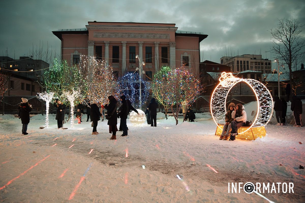 Сотні вогників та неймовірні емоції: як прикрасили Успенську площу у Дніпрі до новорічних свят 6