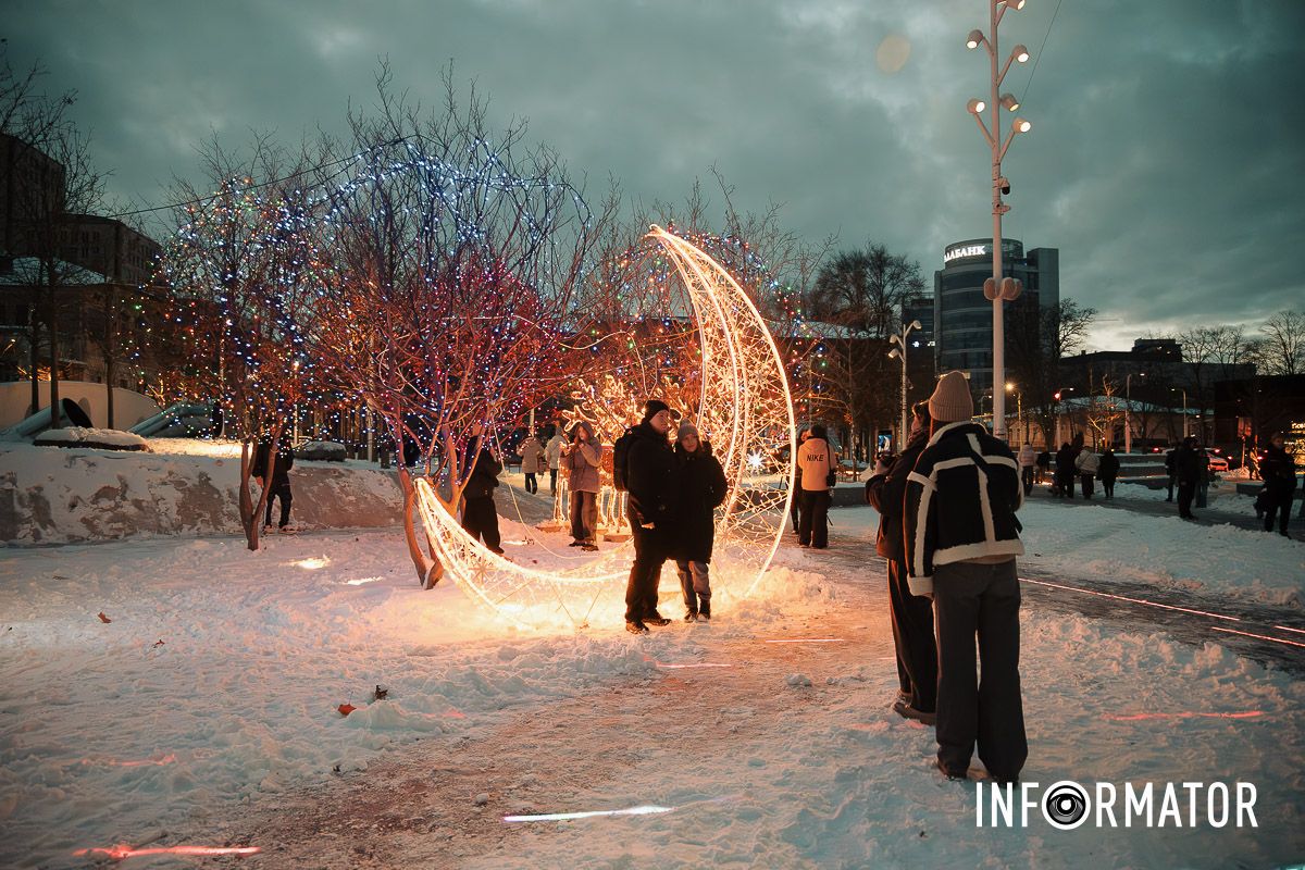 Сотні вогників та неймовірні емоції: як прикрасили Успенську площу у Дніпрі до новорічних свят 9