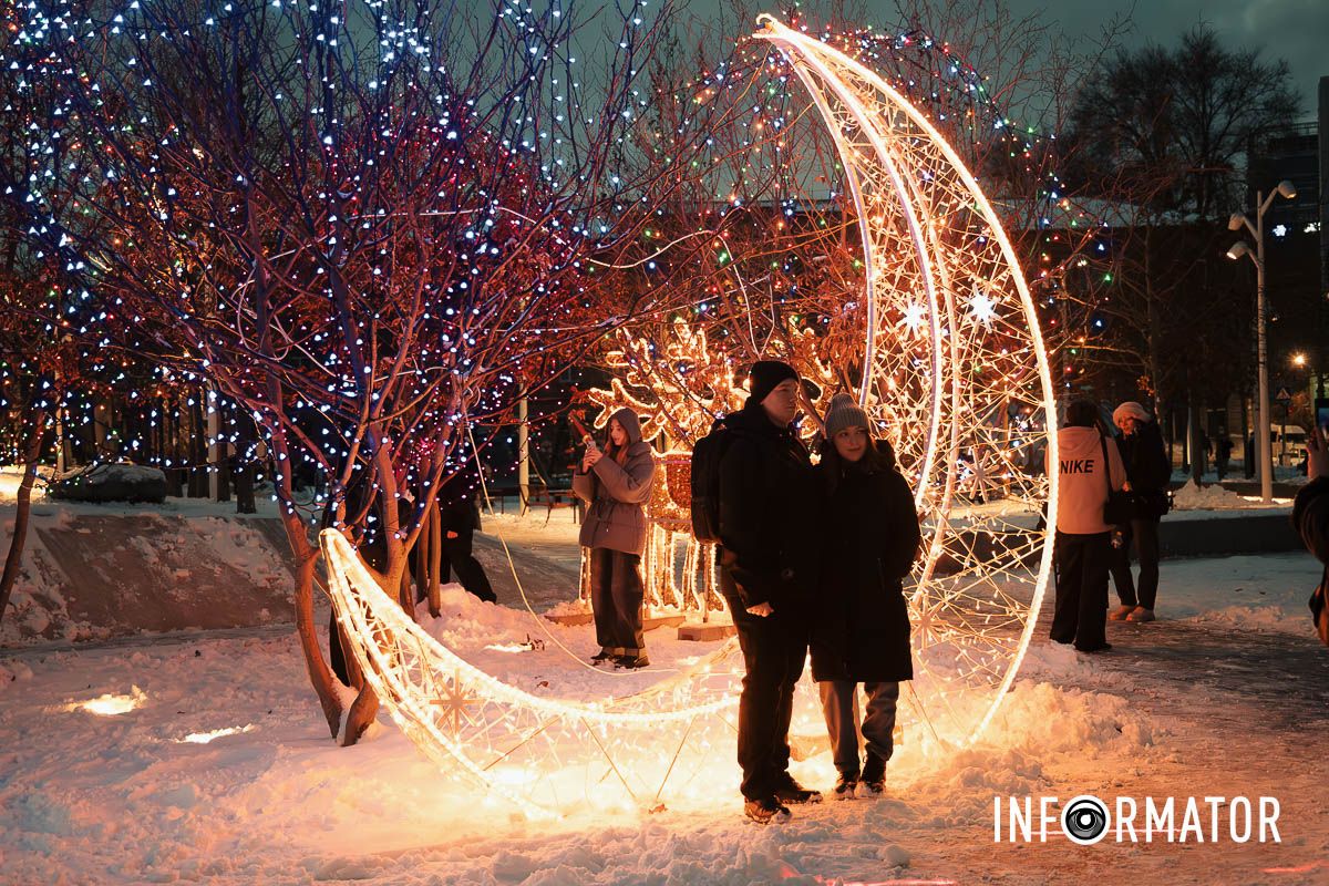 Сотні вогників та неймовірні емоції: як прикрасили Успенську площу у Дніпрі до новорічних свят 10