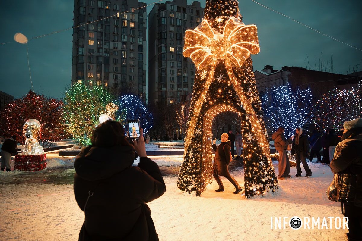 Сотні вогників та неймовірні емоції: як прикрасили Успенську площу у Дніпрі до новорічних свят 11