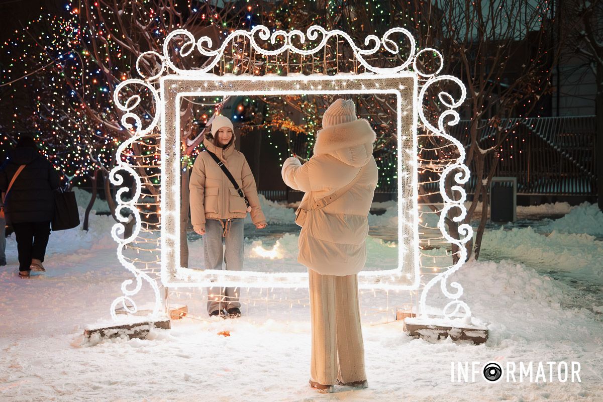 Сотні вогників та неймовірні емоції: як прикрасили Успенську площу у Дніпрі до новорічних свят 12