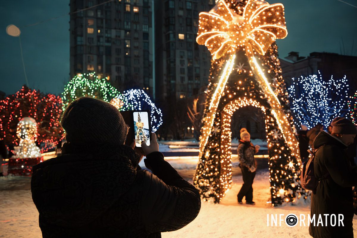Сотні вогників та неймовірні емоції: як прикрасили Успенську площу у Дніпрі до новорічних свят 13