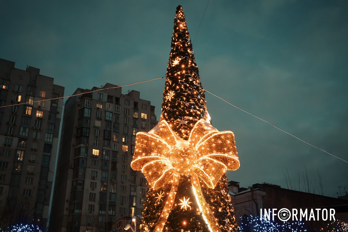 Сотні вогників та неймовірні емоції: як прикрасили Успенську площу у Дніпрі до новорічних свят 14