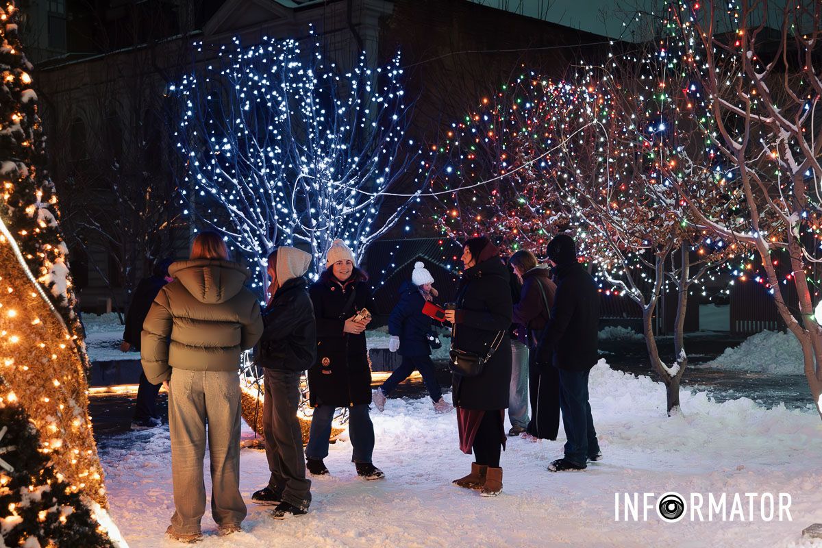 Сотні вогників та неймовірні емоції: як прикрасили Успенську площу у Дніпрі до новорічних свят 15
