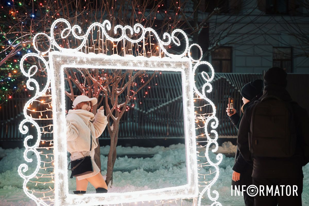 Сотні вогників та неймовірні емоції: як прикрасили Успенську площу у Дніпрі до новорічних свят 19