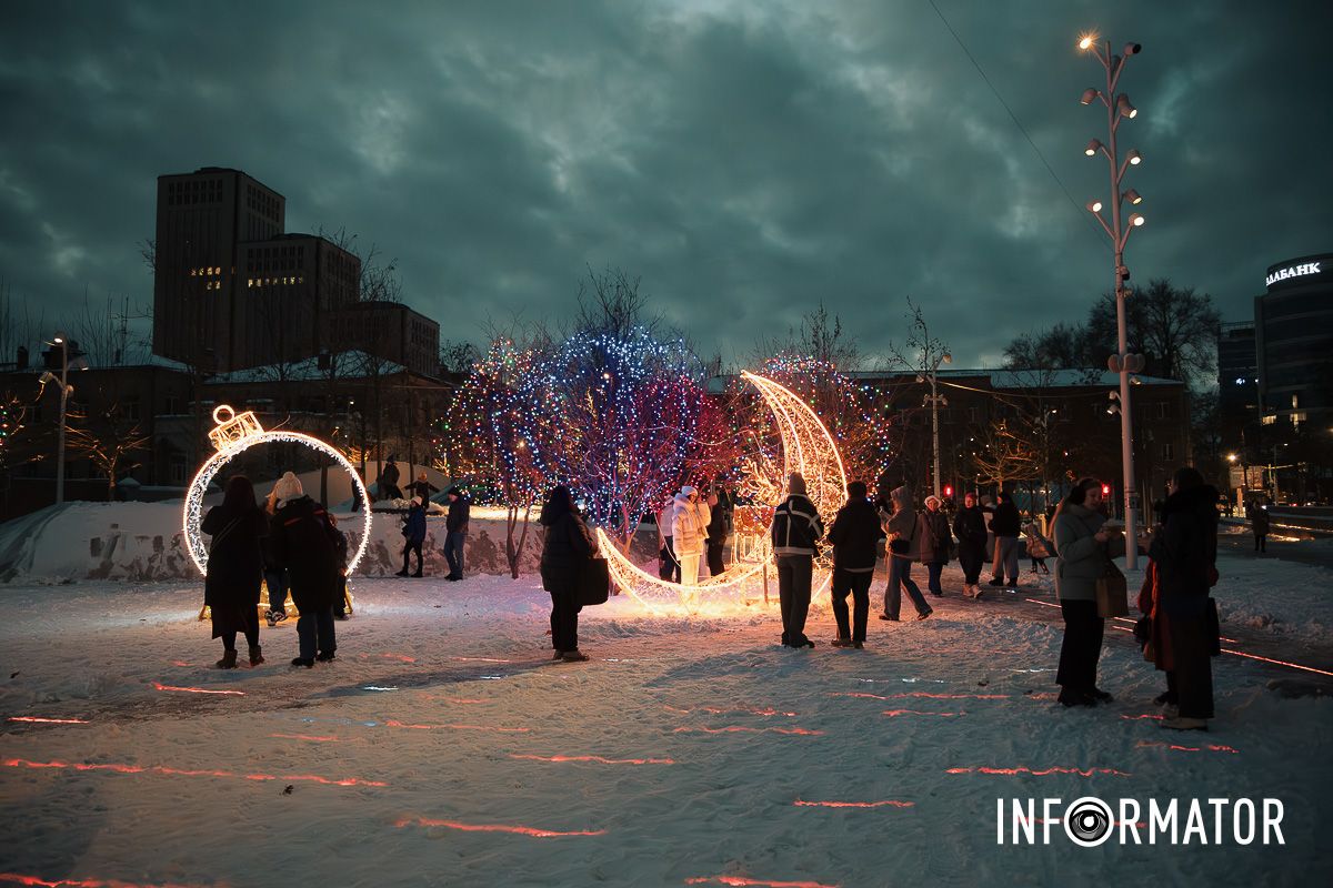 Сотні вогників та неймовірні емоції: як прикрасили Успенську площу у Дніпрі до новорічних свят 20