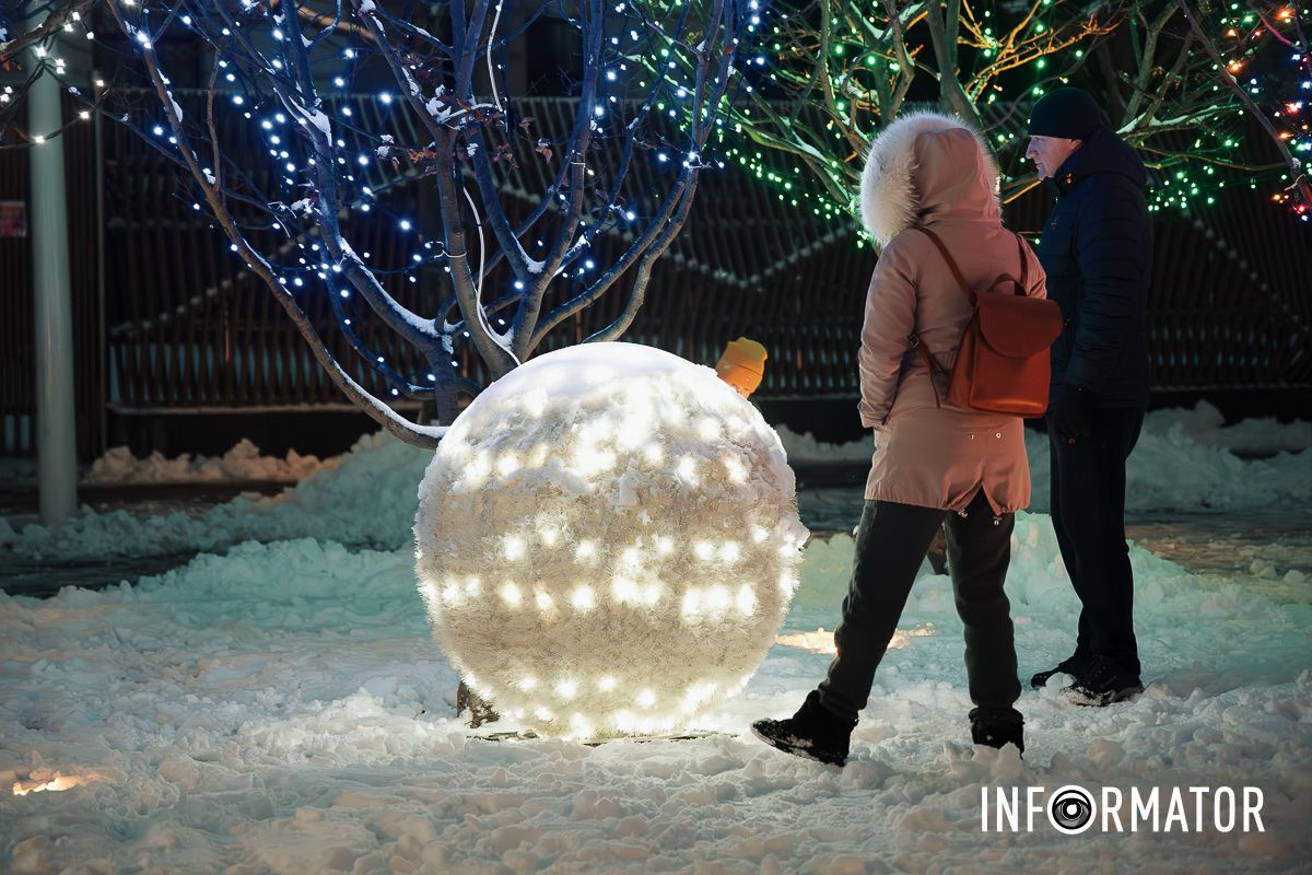 Сотні вогників та неймовірні емоції: як прикрасили Успенську площу у Дніпрі до новорічних свят 21