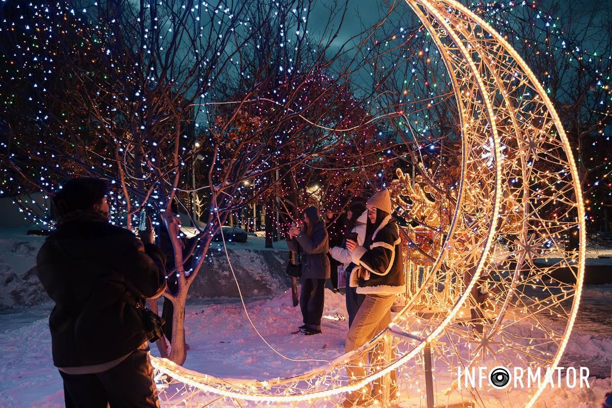 Сотні вогників та неймовірні емоції: як прикрасили Успенську площу у Дніпрі до новорічних свят 23