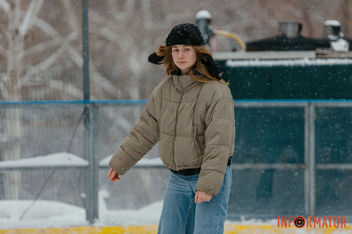 Люди різного віку приходять кататись
