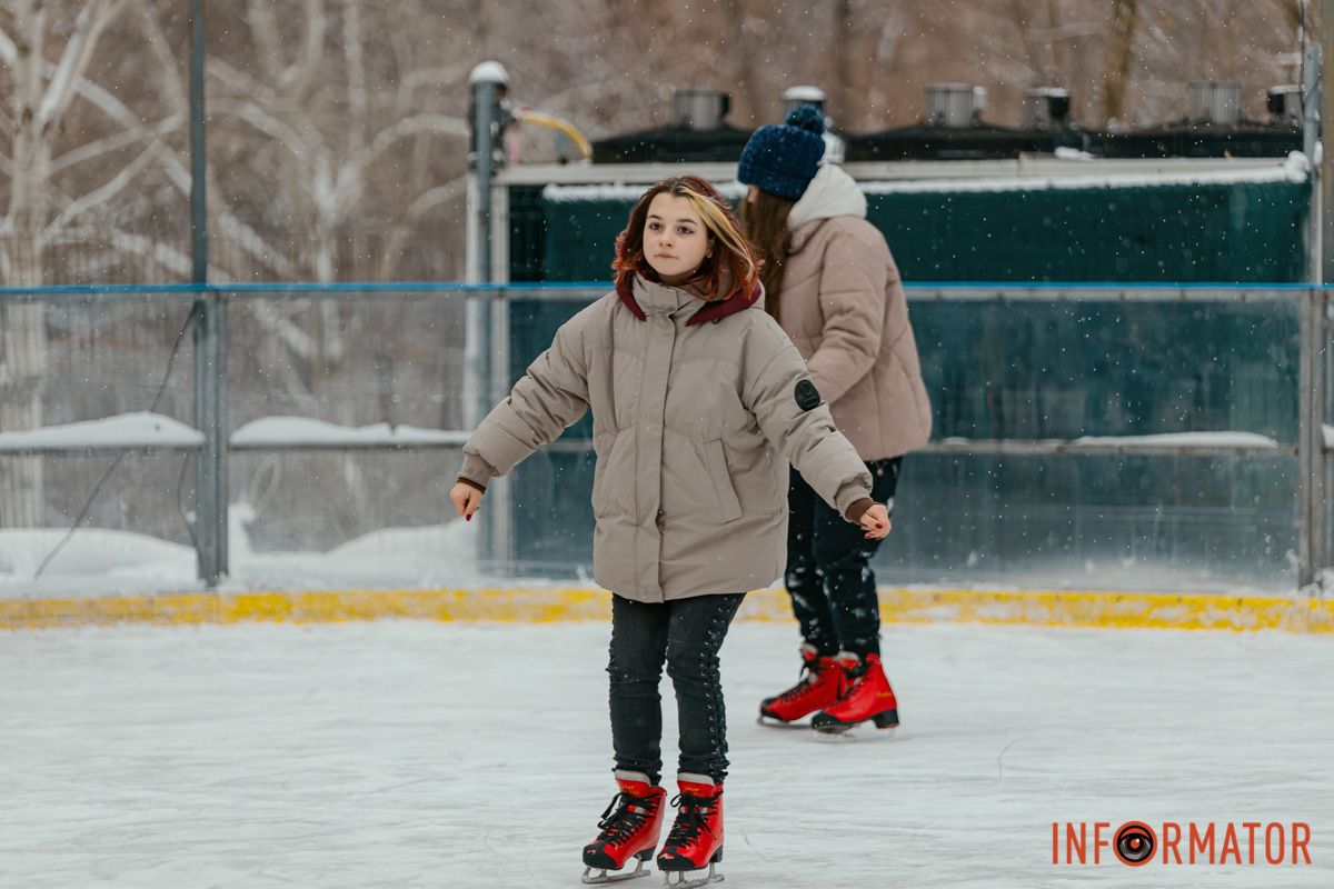 Діти радіють кожному колу на льоду