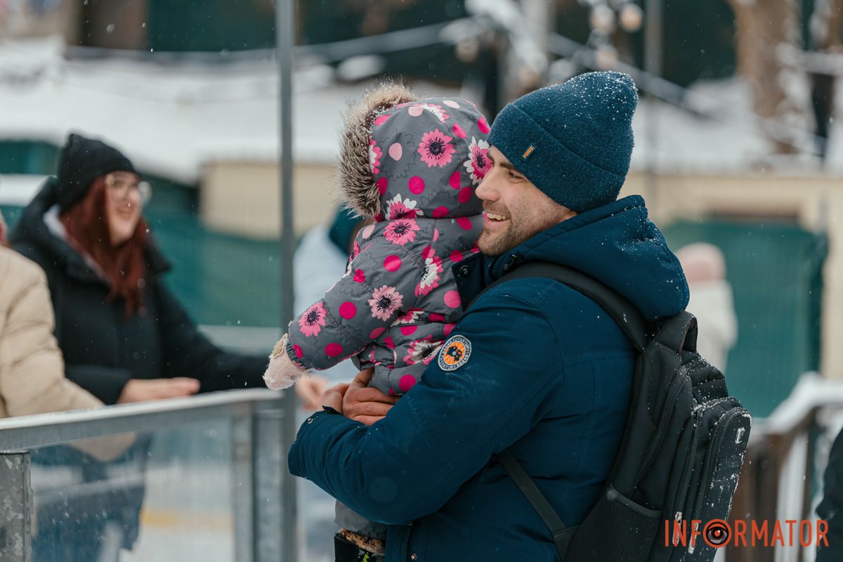 Родини проводять час разом на ковзанці