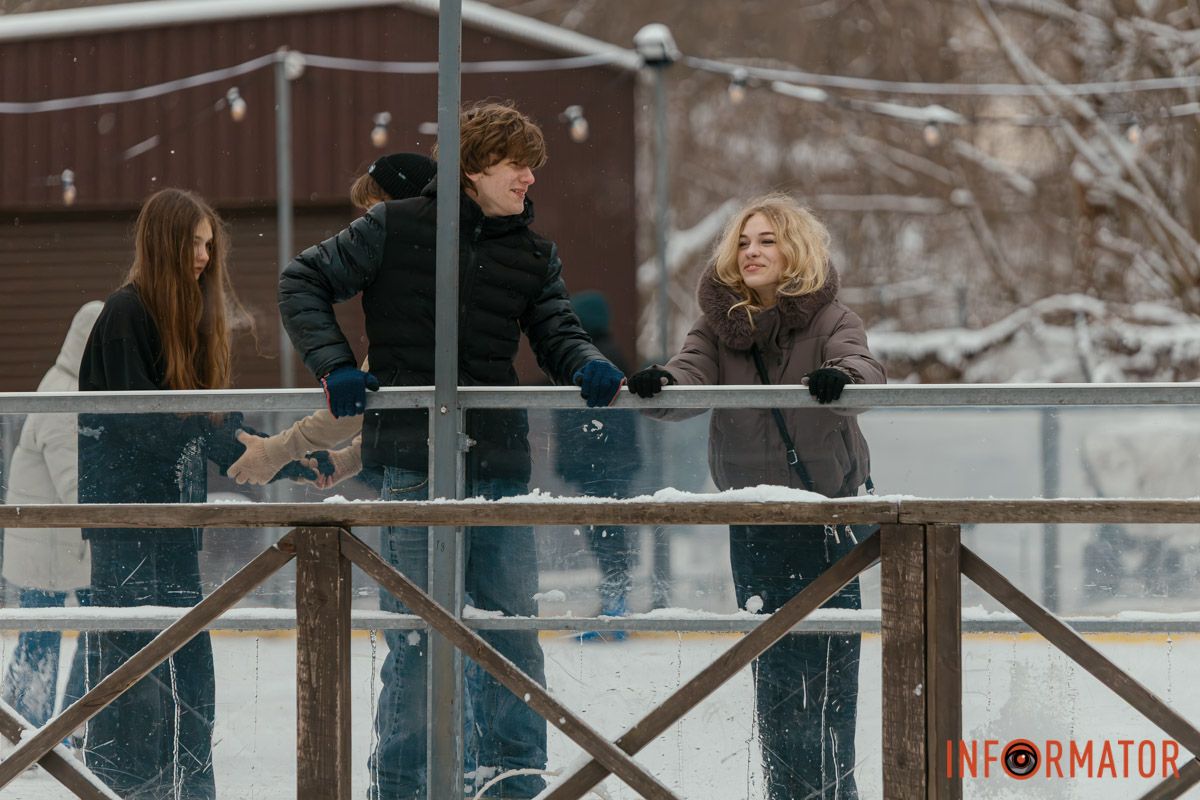 У Дніпрі, у парку Зелений Гай, відкрили ковзанку