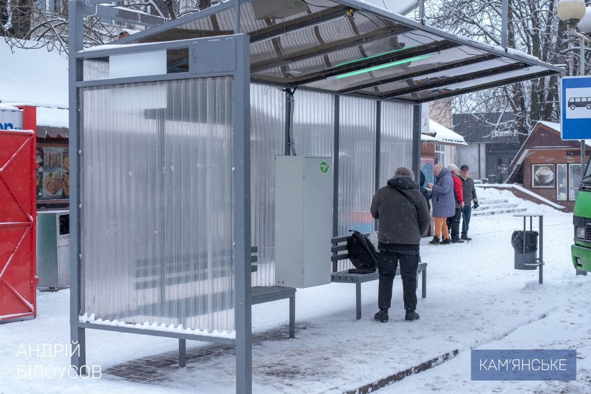 В рамках цих робіт на п’яти зупинках громадського транспорту в місті встановили сонячні панелі