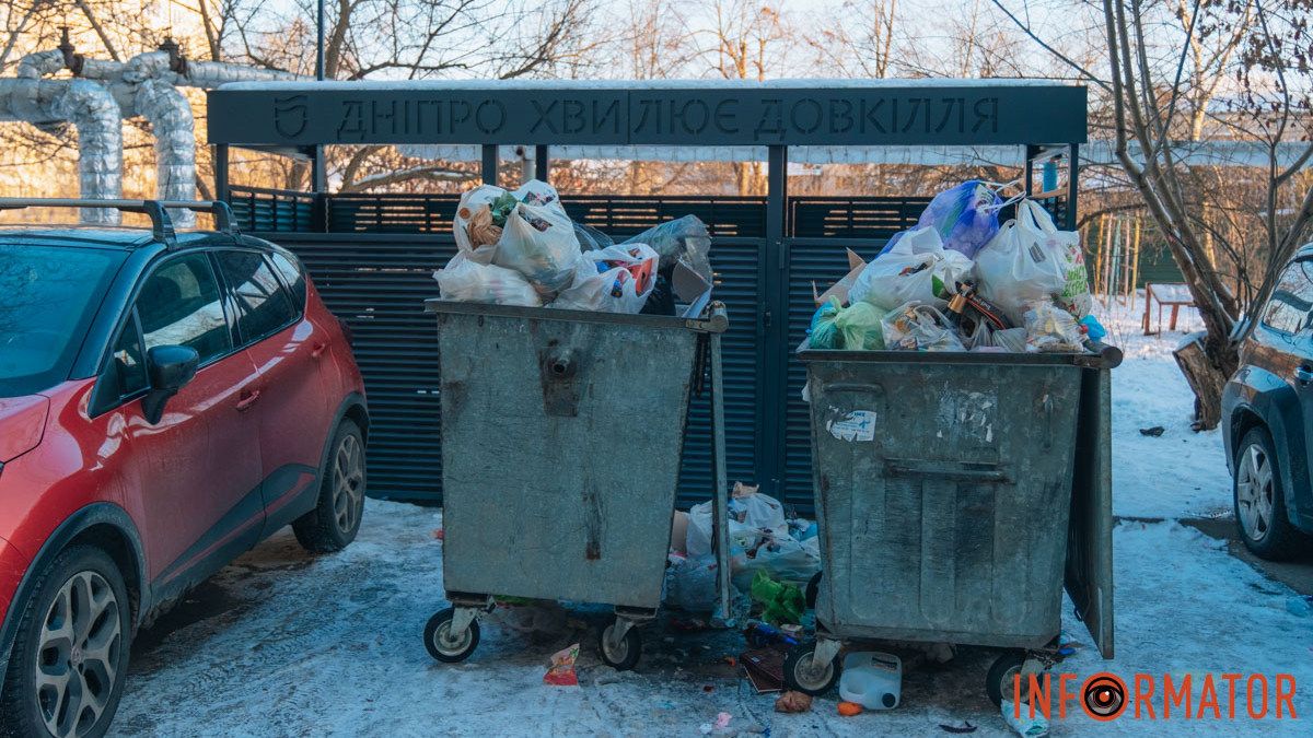У Дніпрі на Сонячній Набережній під час війни на сміттєвих баках встановили “золоті” захисні конструкції