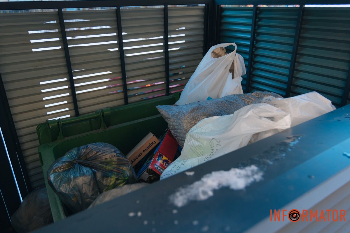 У Дніпрі на Сонячній Набережній під час війни на сміттєвих баках встановили “золоті” захисні конструкції 7