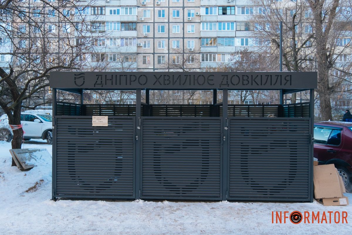 У Дніпрі на Сонячній Набережній під час війни на сміттєвих баках встановили “золоті” захисні конструкції 9