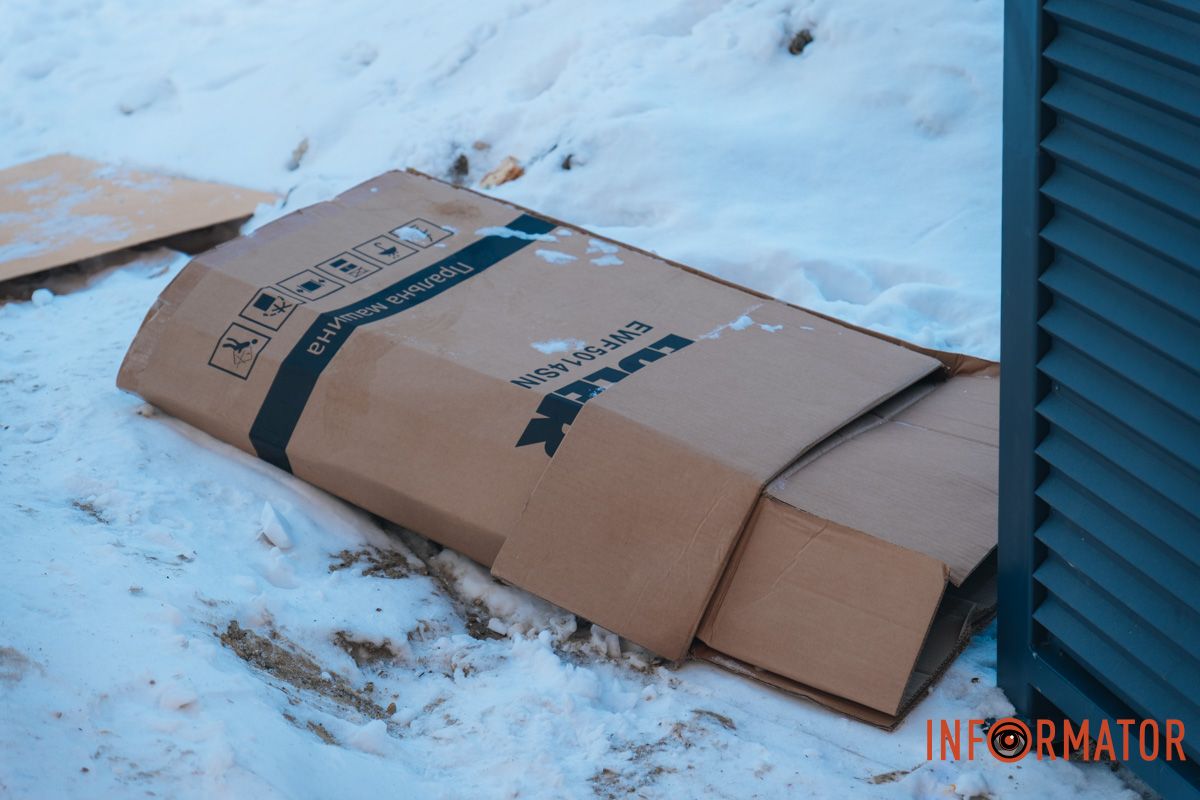 У Дніпрі на Сонячній Набережній під час війни на сміттєвих баках встановили “золоті” захисні конструкції 6