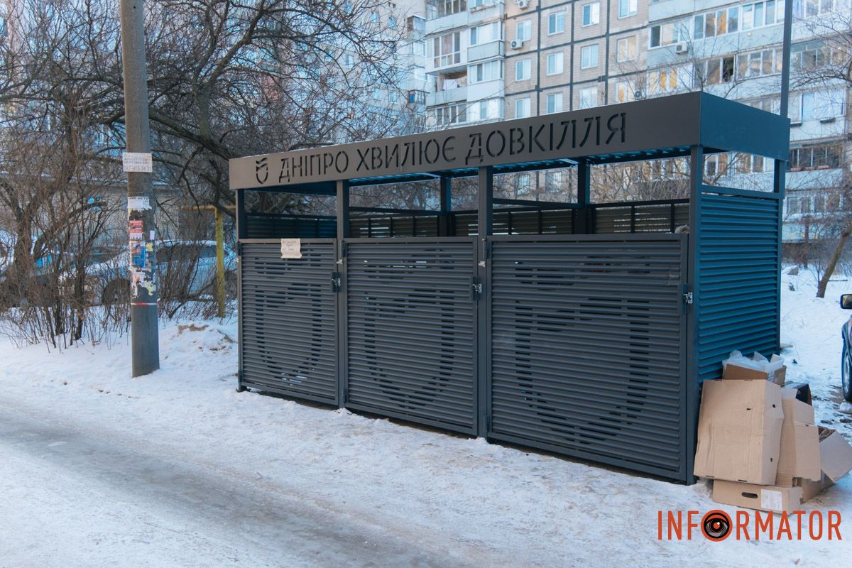 У Дніпрі на Сонячній Набережній під час війни на сміттєвих баках встановили “золоті” захисні конструкції 10