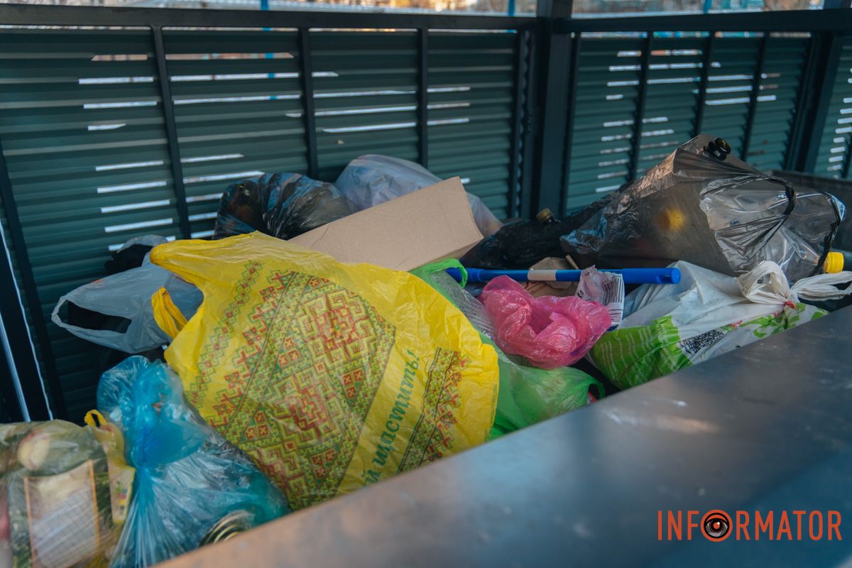 У Дніпрі на Сонячній Набережній під час війни на сміттєвих баках встановили “золоті” захисні конструкції 18