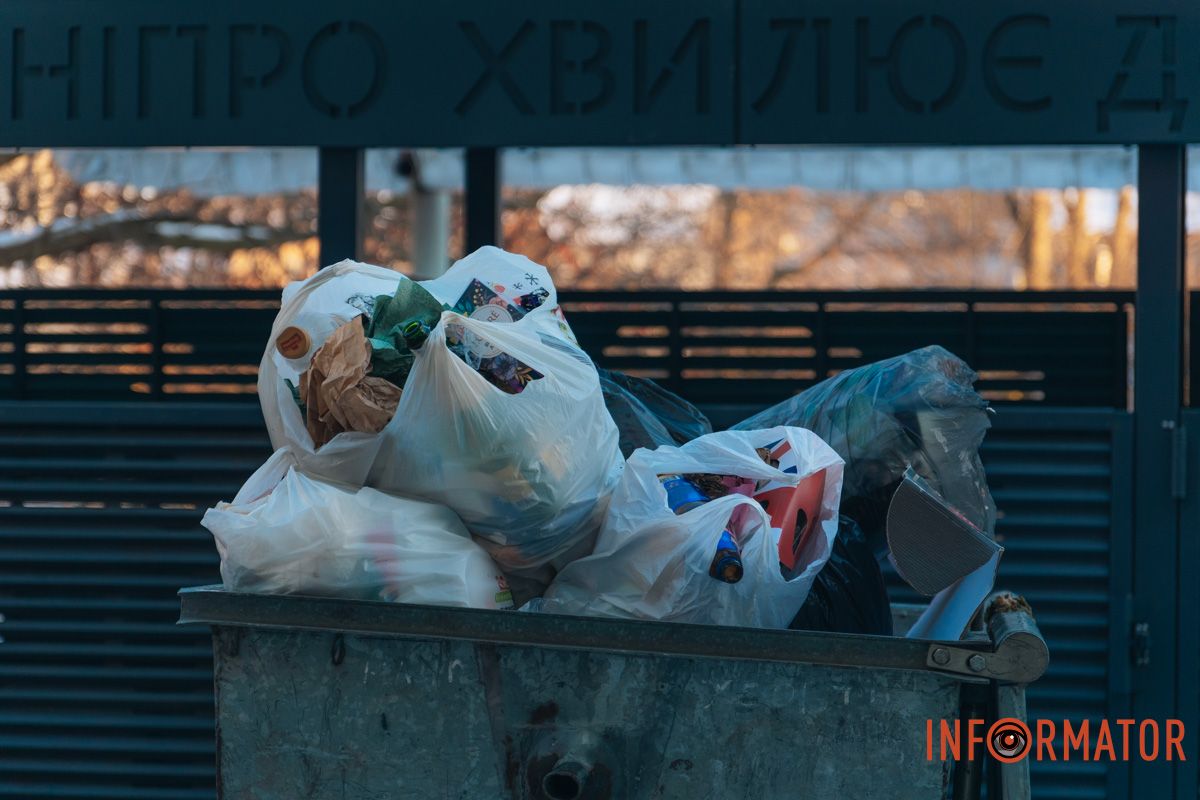 У Дніпрі на Сонячній Набережній під час війни на сміттєвих баках встановили “золоті” захисні конструкції 19