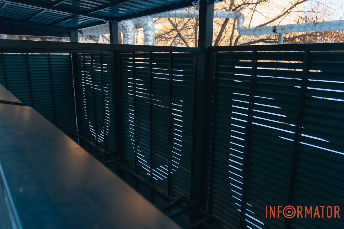 У Дніпрі на Сонячній Набережній під час війни на сміттєвих баках встановили “золоті” захисні конструкції 20