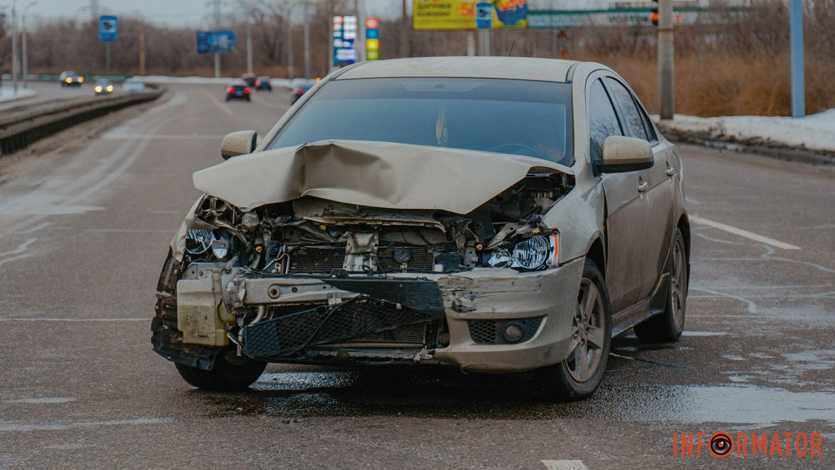 У Дніпрі на Набережній Заводській Mitsubishi влетів у відбійник: рух ускладнений