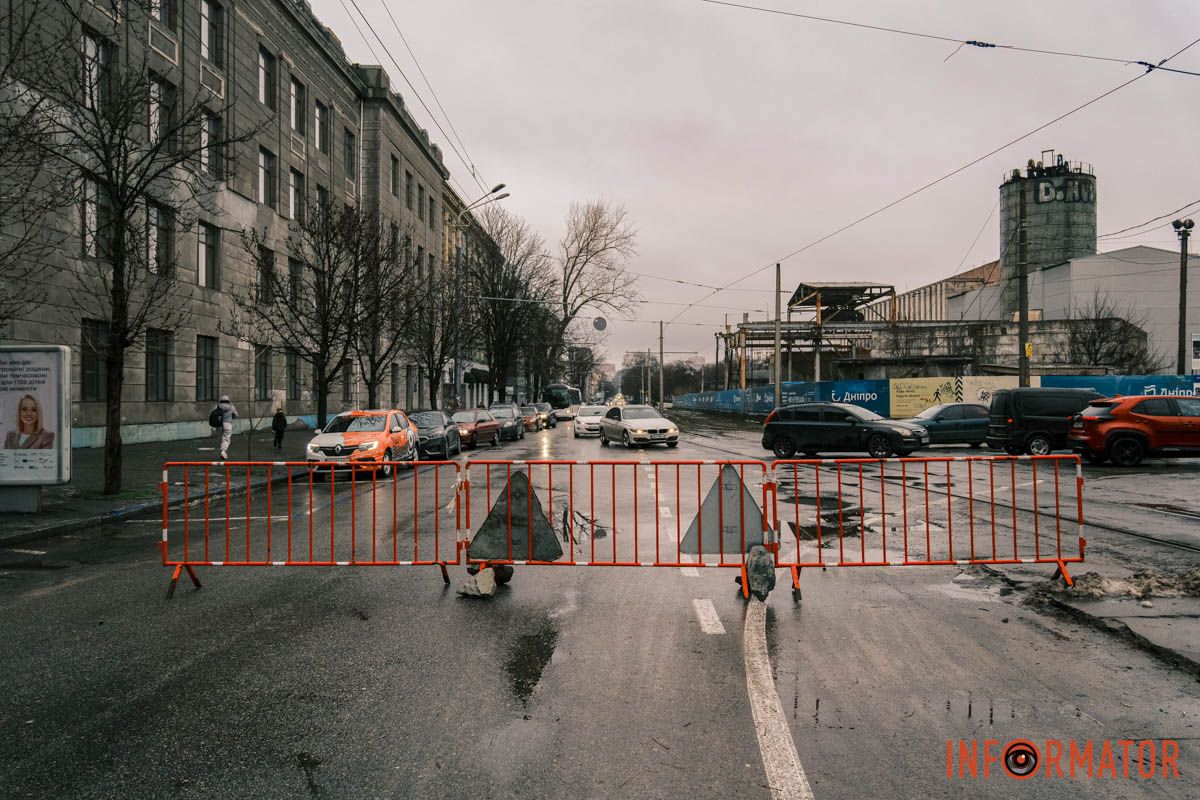 Тролейбус «Б» рухається по проспекту Лесі Українки