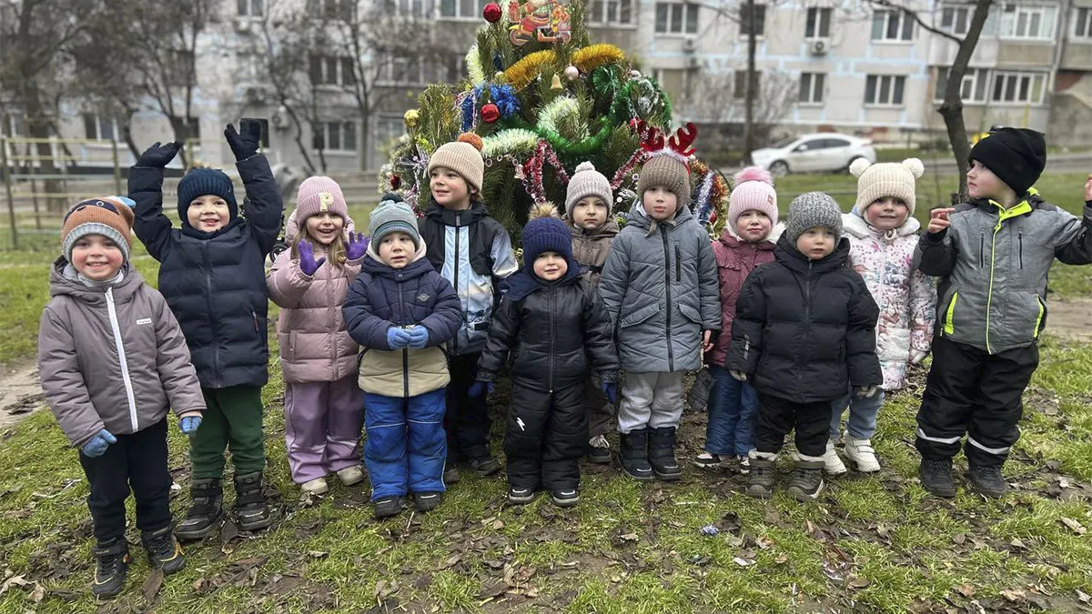 У дворах на лівому березі Дніпра встановили 100 новорічних ялинок