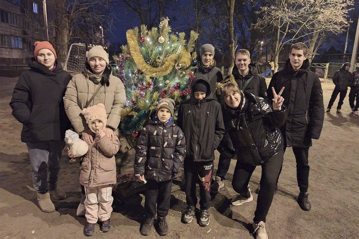 В Днепре на левом берегу появилось 100 ярких елок