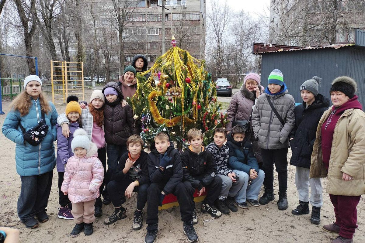 Дети украшали