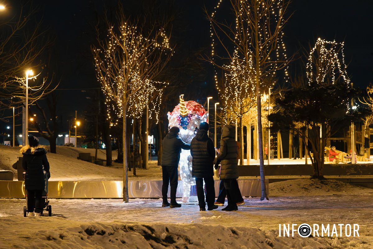 Люди гуляют с друзьями и семьями Люди гуляют с друзьями и семьями