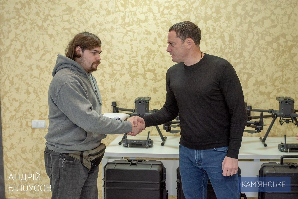 413-й полк безпілотних систем отримав підсилення від Кам’янської міської ради У Кам’янському передали безпілотники Захисникам з 413-го окремого полку безпілотних систем «Рейд» 1