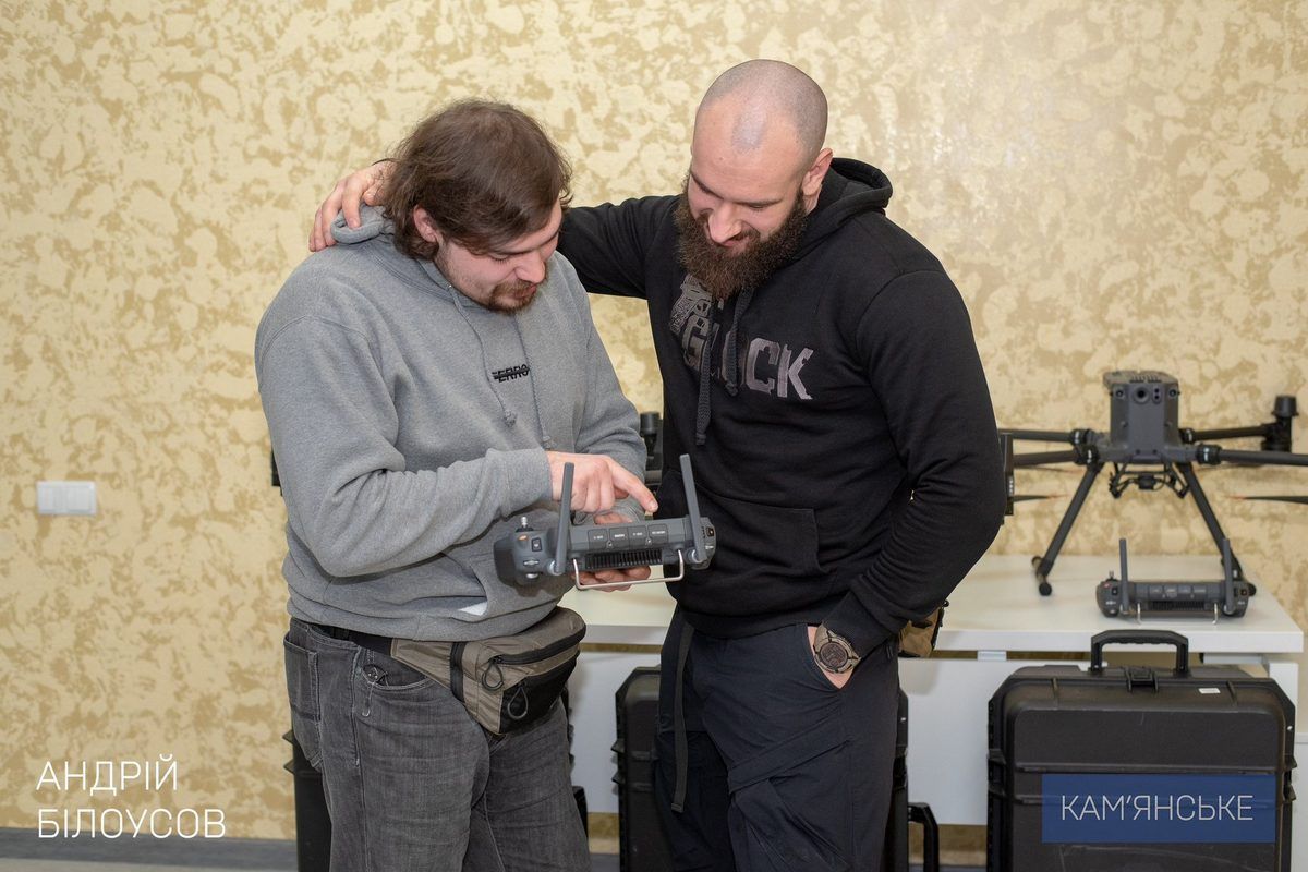 Це дозволяє використовувати їх для підняття та утримання в повітрі ретрансляторів У Кам’янському передали безпілотники Захисникам з 413-го окремого полку безпілотних систем «Рейд» 5