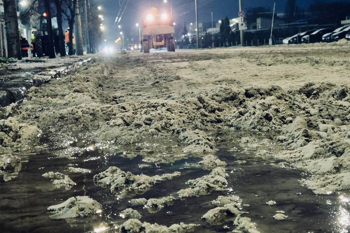 "Проїхати там інакше як на самоскиді просто неможливо": Філатов розповів про зміни у роботі транспорту та що роблять, аби не не допустити екологічного лиха через атаку по Дніпру 2